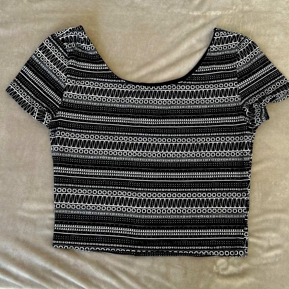 Size, small cute, black and white crop top